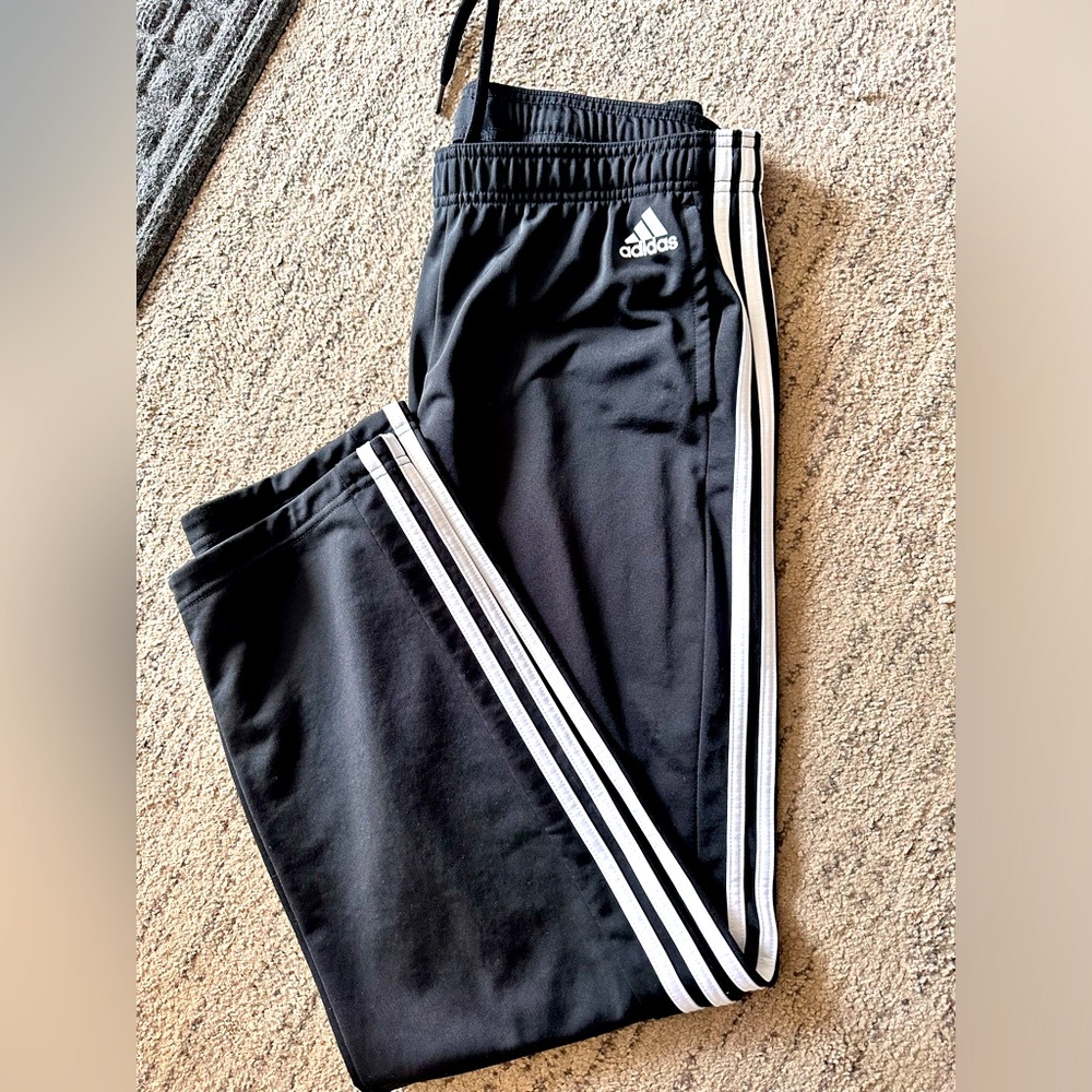 Women’s NWOT size L (16-18) Addidas sweatpants, 2 side pockets .